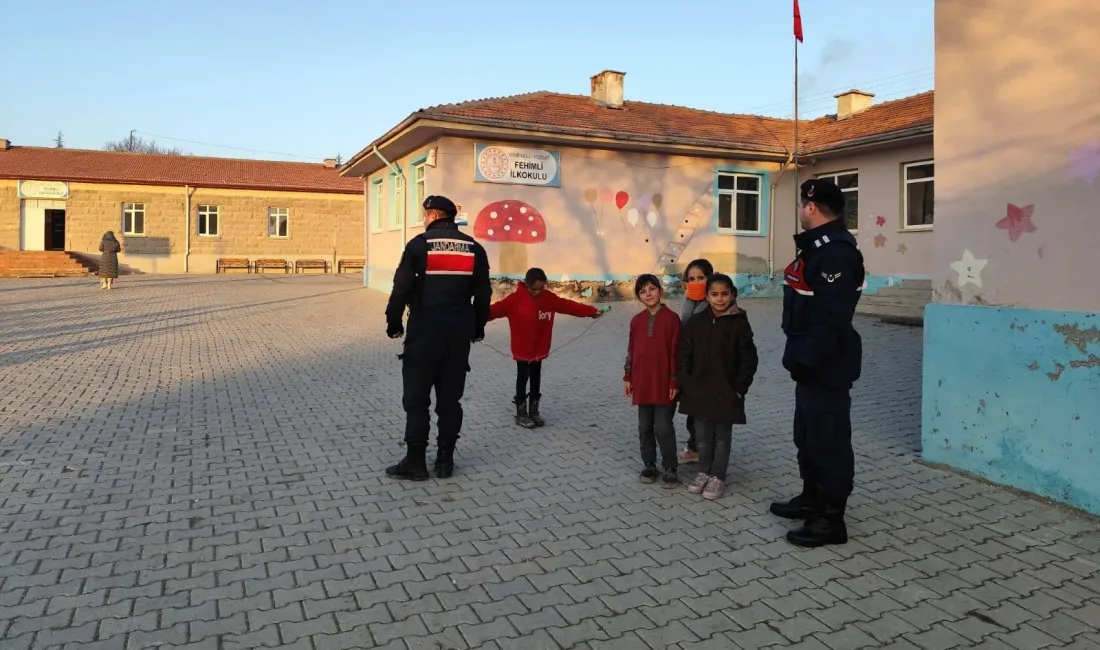 Jandarma Ekiplerinden Öğrenciler İçin Hassas Denetim Yozgat İl Jandarma Komutanlığı ekipleri, kış şartlarının öğrencileri olumsuz etkilememesi
