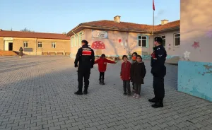 Yozgat İl Jandarma Komutanlığı ekipleri, kış şartlarının öğrencileri olumsuz etkilememesi