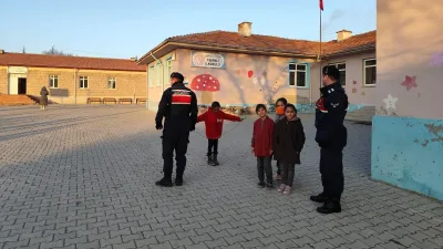 Yozgat İl Jandarma Komutanlığı ekipleri, kış şartlarının öğrencileri olumsuz etkilememesi