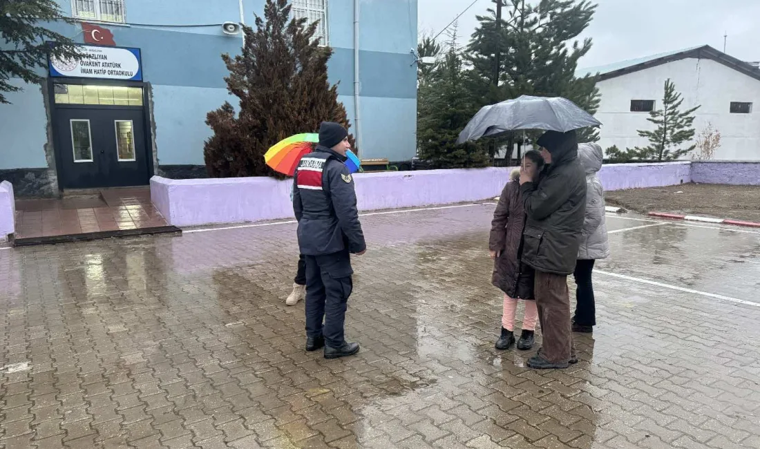 Boğazlıyan'da jandarma ekipleri, öğrenci güvenliğini sağlamak amacıyla okul çevreleri ve
