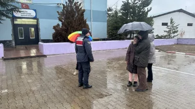 Boğazlıyan'da jandarma ekipleri, öğrenci güvenliğini sağlamak amacıyla okul çevreleri ve