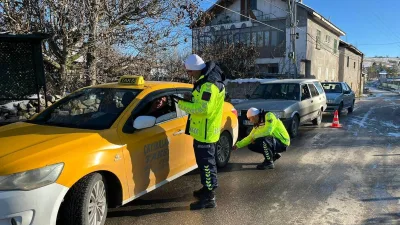 Yozgat'ta kış lastiği denetimleri başladı. Trafik ekipleri, zorlu hava koşullarında
