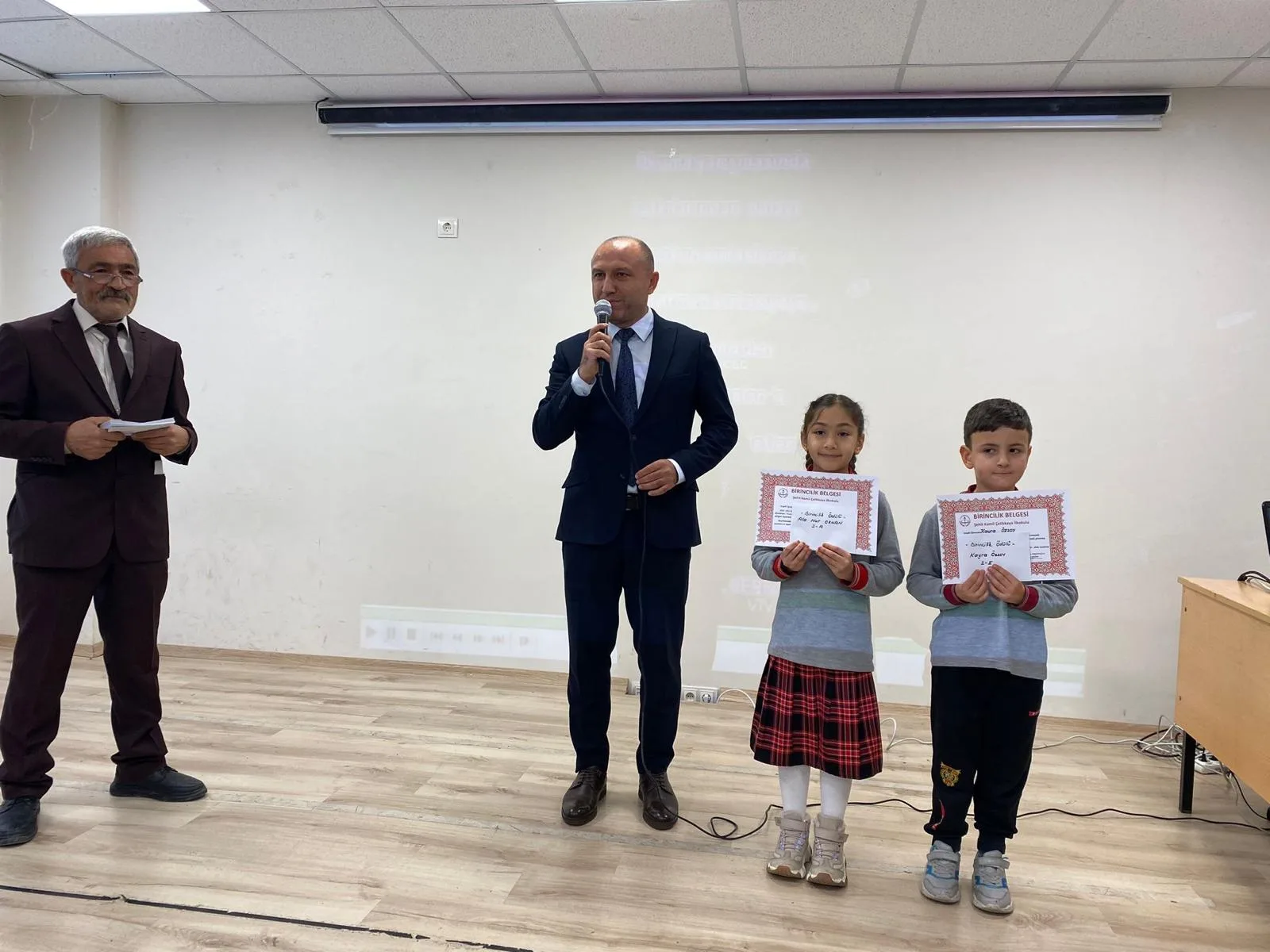 Yerköy İlçe Milli Eğitim Müdürü, Şehit Kamil Çelikkaya İlkokulu’nun Kitap