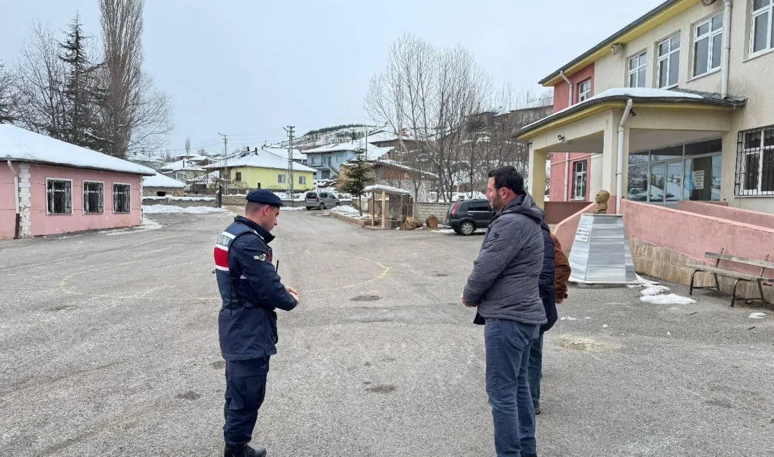 Yozgat İl Jandarma Komutanlığı, kış koşullarından etkilenmemeleri için okul çevrelerini