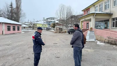 Yozgat İl Jandarma Komutanlığı, kış koşullarından etkilenmemeleri için okul çevrelerini