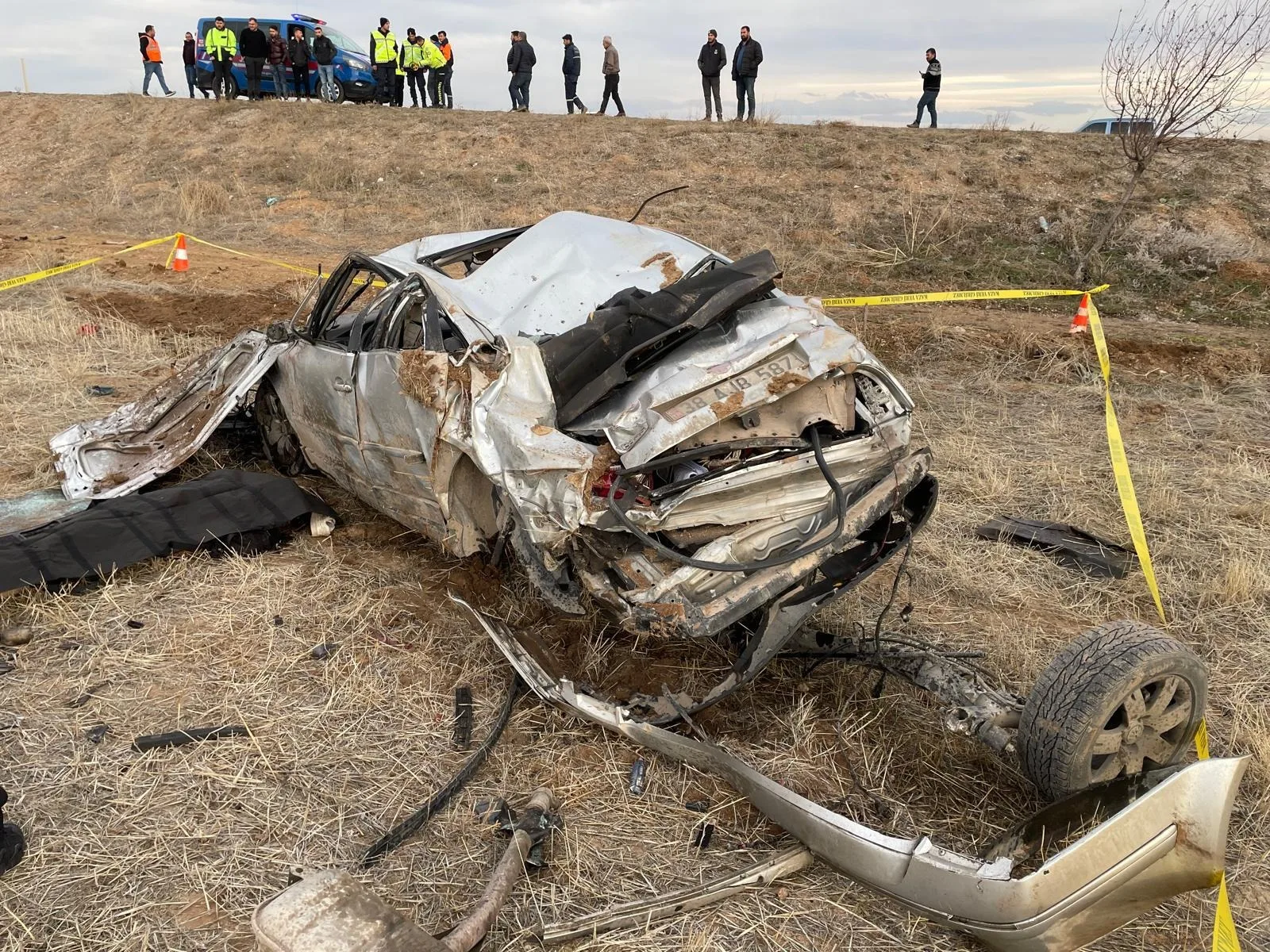 Sarıkaya-Boğazlıyan kara yolunda kontrolden çıkan bir otomobilin tarlaya devrilmesi sonucu