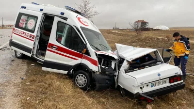 Yozgat'ın Boğazlıyan ilçesinde meydana gelen trafik kazasında ambulansla çarpışan otomobilin