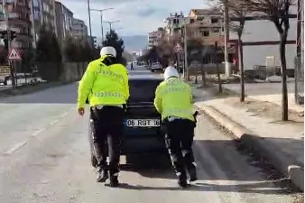 Yerköy Atatürk Bulvarı'nda arızalanan aracın sürücüsüne Yerköy İlçe Emniyet Müdürlüğü’ne