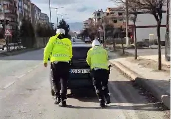Yerköy Atatürk Bulvarı'nda arızalanan aracın sürücüsüne Yerköy İlçe Emniyet Müdürlüğü’ne