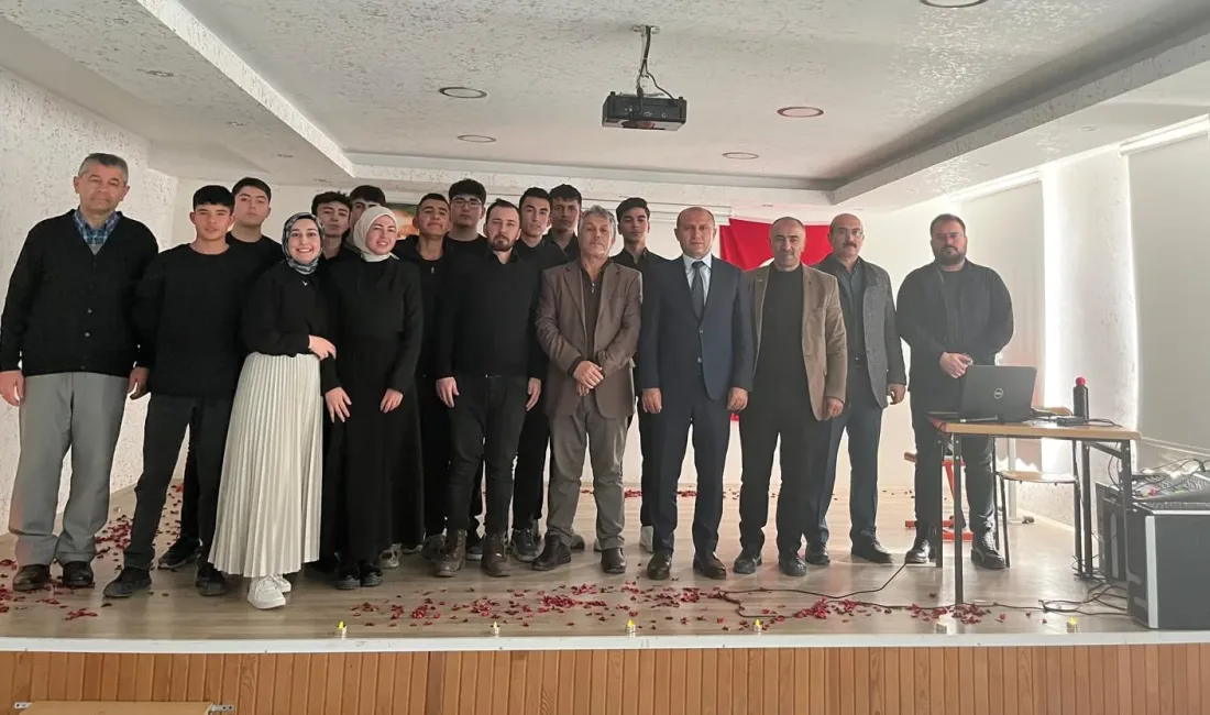 Hüseyin Erbaş Anadolu İmam Hatip Lisesi’nde düzenlenen şiir dinletisinde öğrenciler,