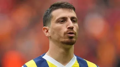 Fenerbahçe'nin tecrübeli futbolcusu Mert Hakan Yandaş, antrenmanda elini kırmasına rağmen