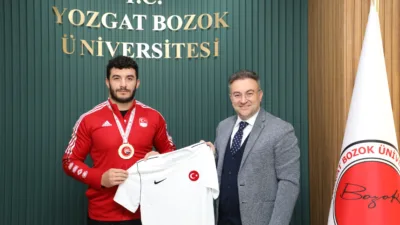 Türkiye Şampiyonu Güreşçi Beytullah Kayışdağ, Bozok Üniversitesi Rektörü Prof. Dr.
