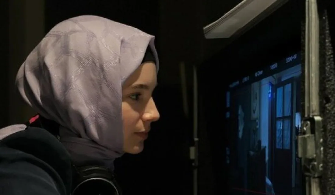 İstanbul doğumlu 19 yaşındaki oyuncu Mina Demirtaş, 2023 yapımı Kızıl