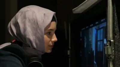 İstanbul doğumlu 19 yaşındaki oyuncu Mina Demirtaş, 2023 yapımı Kızıl