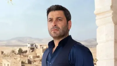 Türk oyuncu ve besteci Ozan Akbaba, Kars'ta doğup Akdeniz Üniversitesi'nden