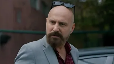 "Uzak Şehir" dizisinin dikkat çeken karakterlerinden Halis, güçlü duruşu ve