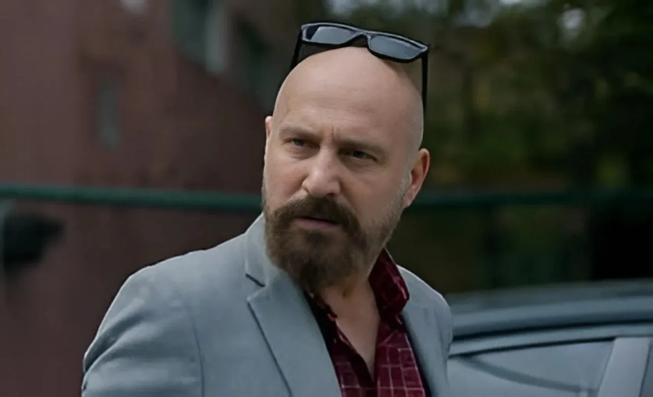 "Uzak Şehir" dizisinin dikkat çeken karakterlerinden Halis, güçlü duruşu ve