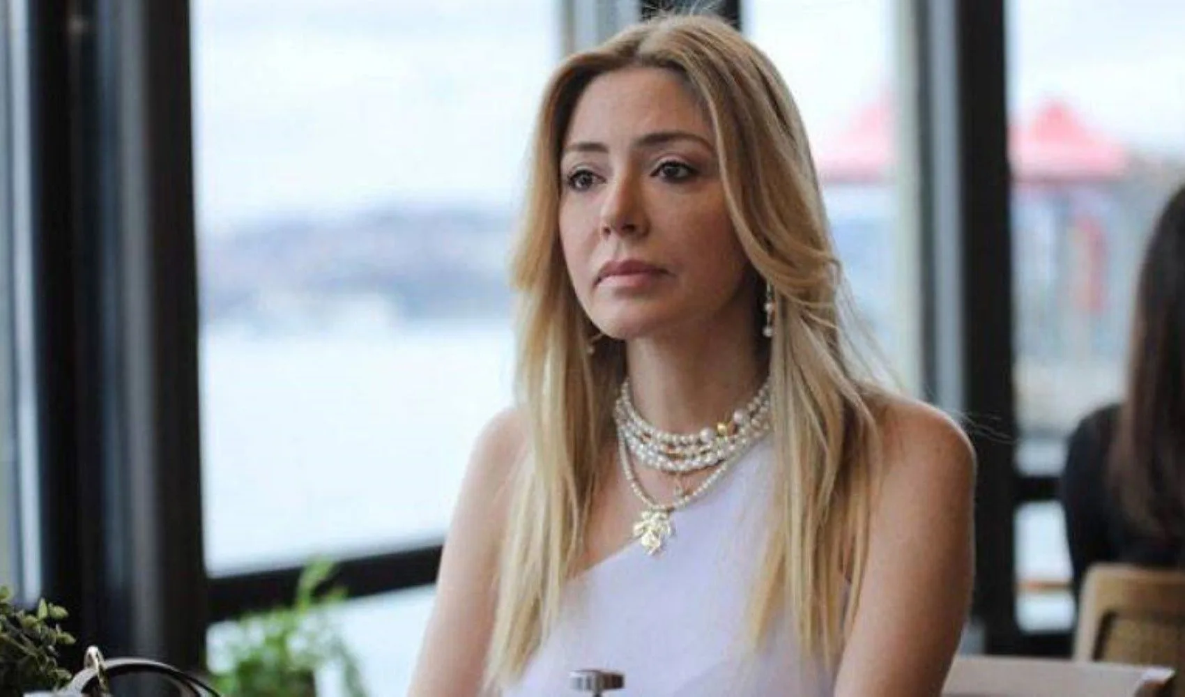 İnci Taneleri’nde Gizemli Sarışın Kadın Kimliğiyle Ortaya Çıktı: Azem’e İlk