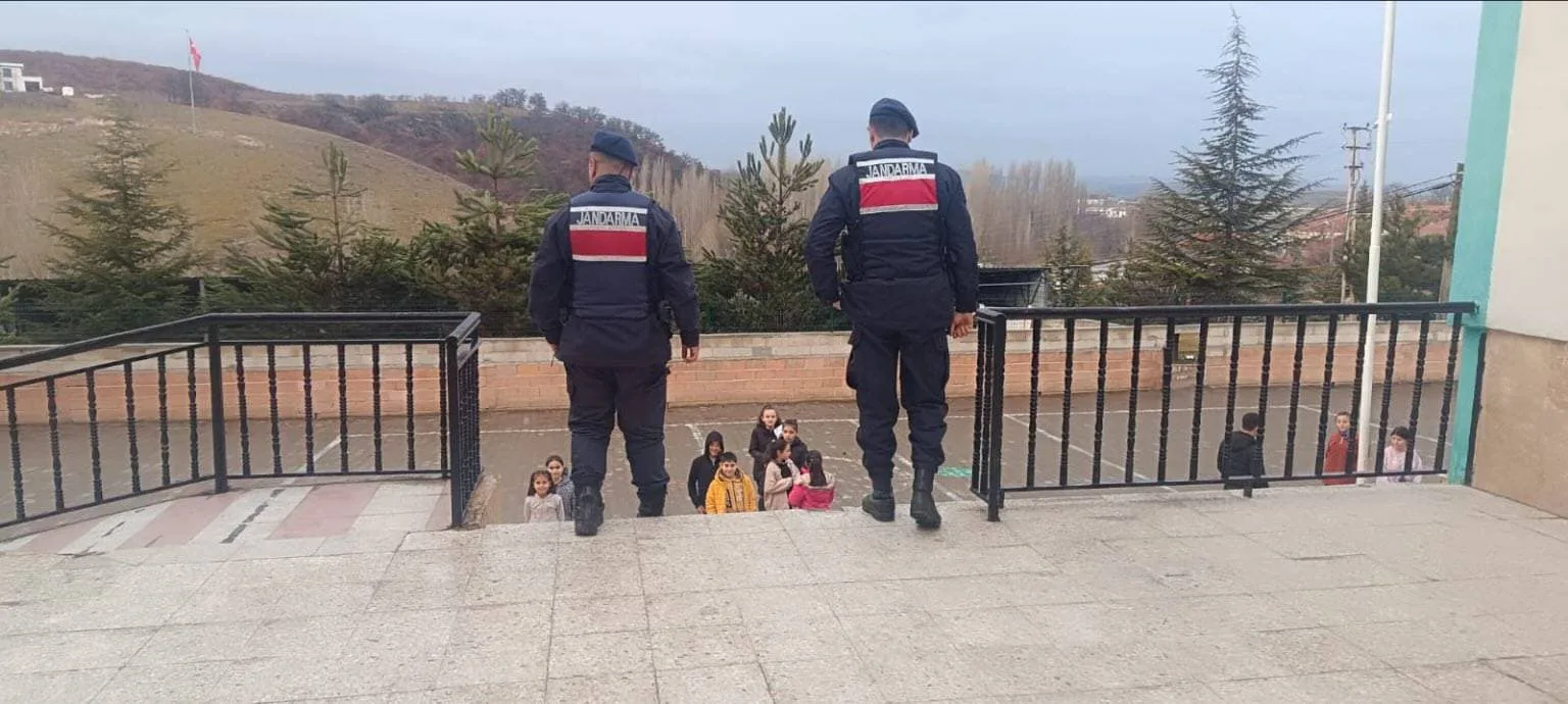 Yozgat'ta Jandarma Ekiplerinden Okul Çevresinde Güvenlik Denetimi: Olumsuz Durum Tespit