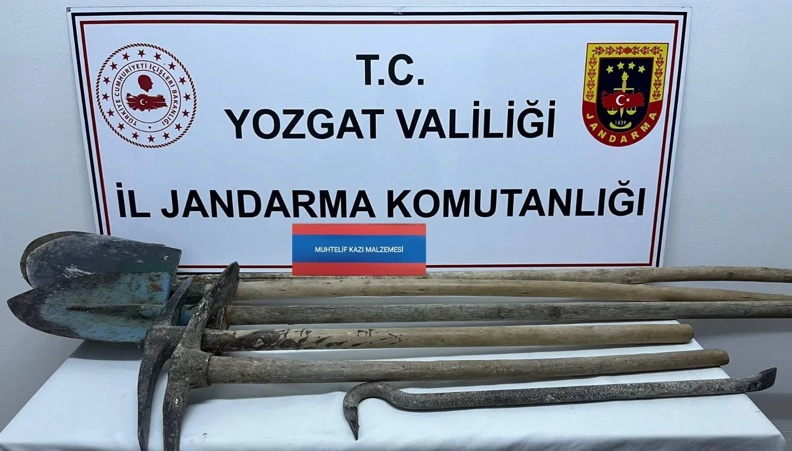 Yozgat'ta Jandarma, kaçak kazı yaparken suçüstü yakalanan iki şüpheli şahsı