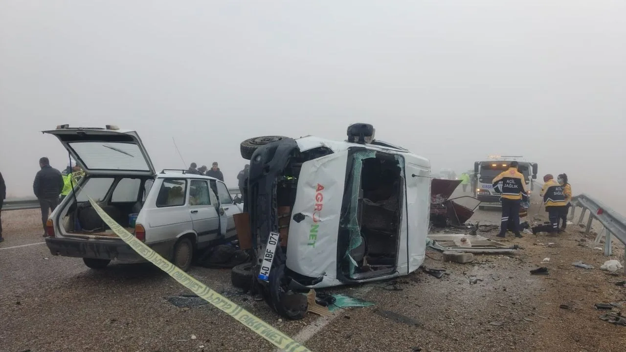 Kırşehir-Kaman kara yolunda meydana gelen feci kazada, domates serası işçilerini