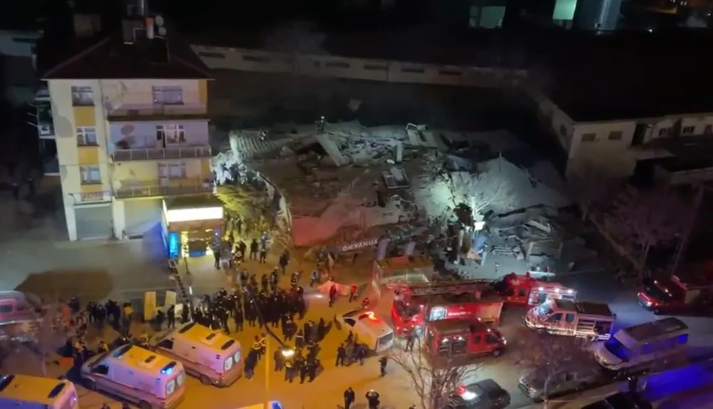 Konya'nın Selçuklu İlçesinde 3 Katlı Bina Çöktü, 5 Kişi İçin