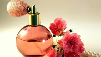 Rüyada parfüm sıkmak pek çok farklı şekilde görülebilmektedir. Parfümlerin kokusu,