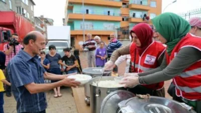 Pek çok amaç altında yemek dağıtılır. Bunlar yardım için yapılır