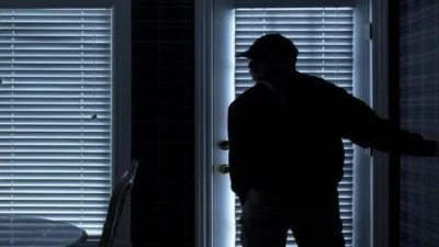 Gece ya da gündüz fark etmeden insanların evlerine veya iş