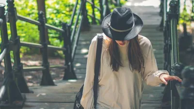 Rüya Tabirleri, Rüyada Kol Çantası Görmek Ne Anlama Gelir? İşte Detaylı Anlamı Kadınların vazgeçilmezi olan çantalar arasında özellikle kol çantaları yaygın