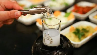 Rüya Tabirleri, Rüyada Rakı Görmek Ne Anlama Gelir? İşte Detaylı Anlamı Rüyada rakı görmek veya içmek, düşüncesiz ve dengesiz hareketler sonucu