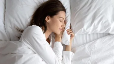 Rüyada kendinizi uyuyor görmek, tembelliğe, işsizliğe yahut istirahate işaret eder.