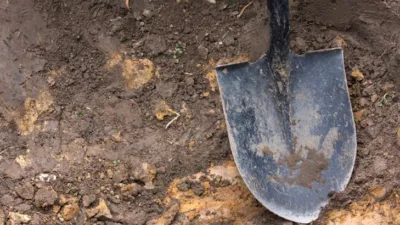 Rüyada diri olduğu halde mezara gömüldüğünü görmek, düşmanlarınızı yeneceğinize, başka