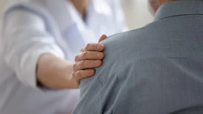 Rüyasında elleriyle birini okşadığını görmek, okşayan kimse, rüya sahibinden (okşayandan)