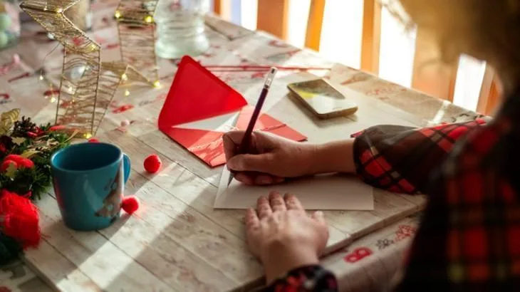 Rüyasında bir mektup eline geçtiğini görmek, pek yakında dostlarından bir
