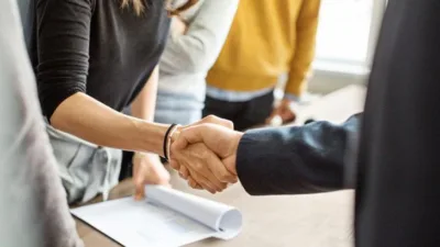 Rüya Tabirleri, Rüyada Ortaklık Görmek Ne Anlama Gelir? İşte Detaylı Anlamı Rüyada ortaklık görmek, insaflı olmaya işarettir. Bazı yorumculara göre, rüyada