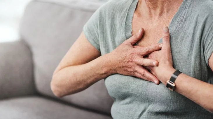 Rüyada kalp çarpması, bir şeyi terk etmeye işarettir. Rüyada yüreğinin