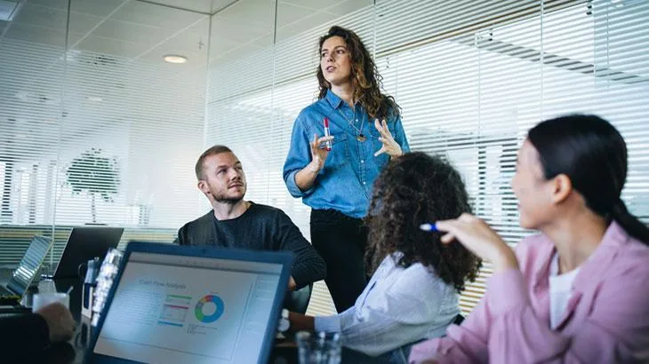 Rüyada herhangi bir parti lideri görmek, hayatta orta bir seviyede