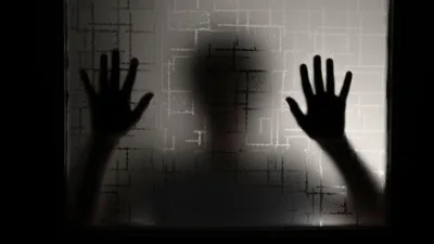 Rüyada zalim ve gaddarca hareket eden birini görmek, birkaç şekilde