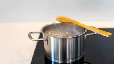 Rüyada tencere gören kimsenin, resmi makamlarla olan işlerini eninde sonunda