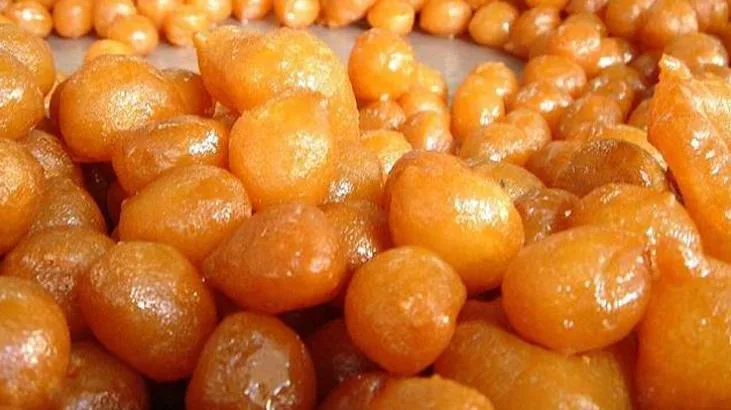 Rüyada ağzına bir lokma götürdüğünü ve yuttuğunu görmek, önüne gelen