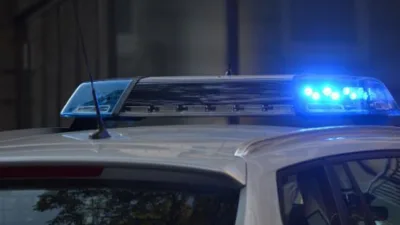 Zor bir durum içerisinde kalmak ve çözüm aramak rüyada polis