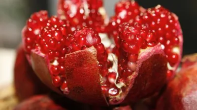 Rüya Tabirleri, Rüyada Nar Ayıklamak Ne Anlama Gelir? İşte Detaylı Anlamı Rüyasında nar ayıkladığını gören bir kişinin gerçekte sahip olduğu potansiyelin