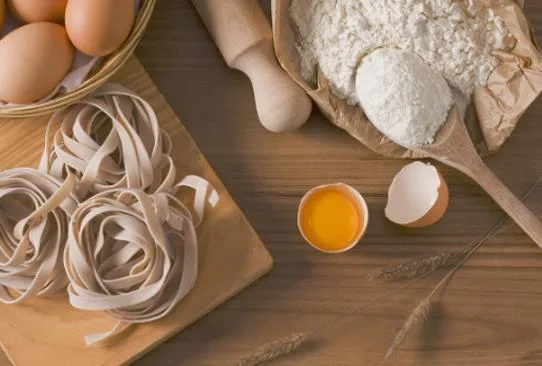 Rüyanın içerisinde misafire yemek yetiştirmeye çalışmak hayatta gayret gösterildiğine işaret