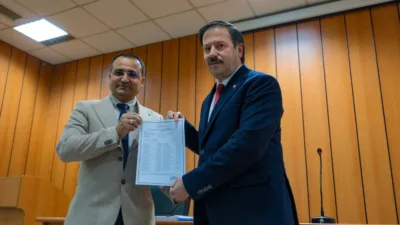 AK Parti Yozgat İl Başkanı Hasan Kandemir, mazbatasını alarak resmen