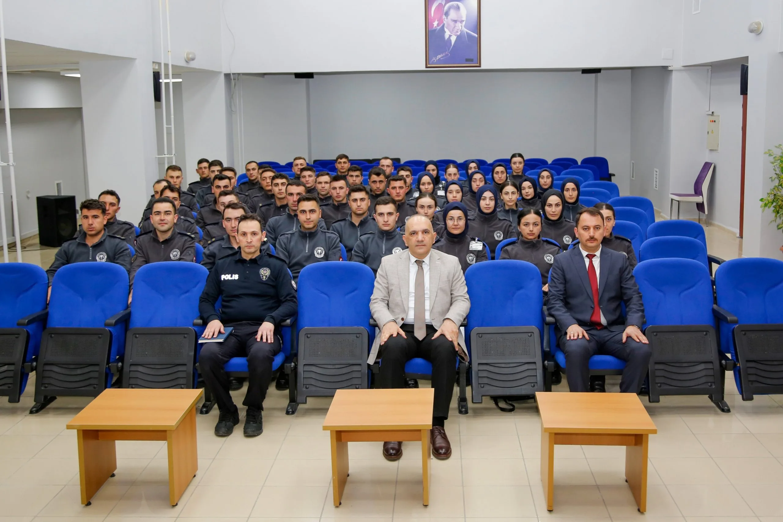 Yozgat İl Emniyet Müdürü Recep Tecimer, polis adaylarıyla bir araya