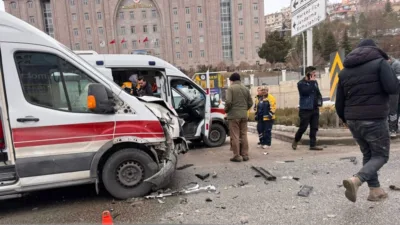 Yozgat’ta Adliye Kavşağı’nda ambulans ile otomobilin çarpıştığı kazada, 2 kişi