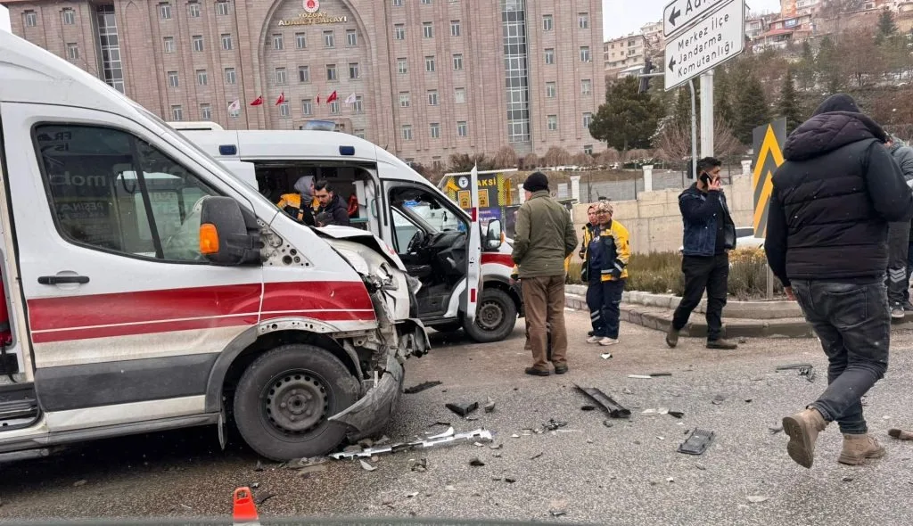 Yozgat’ta Adliye Kavşağı’nda ambulans ile otomobilin çarpıştığı kazada, 2 kişi
