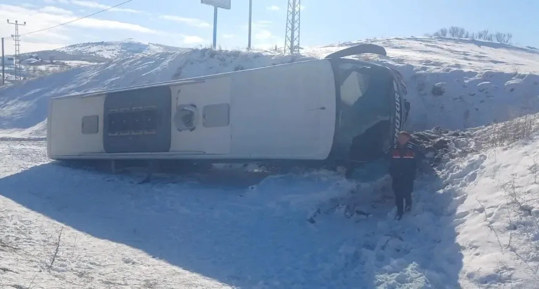 Yolcu Otobüsü Devrildi: 5 Yaralı Yozgat’ın Saraykent ilçesi Ozan Beldesi mevkiinde, Sivas’tan Ankara’ya gitmekte olan