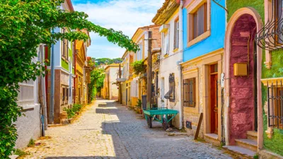 Yaz Tatilinin Vazgeçilmez Rotası Ayvalık: Tarihi Zenginlikleri, Doğal Güzellikleri ve